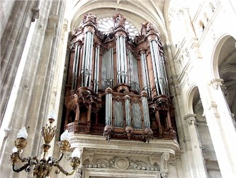 Un grande organo a canne spagnolo